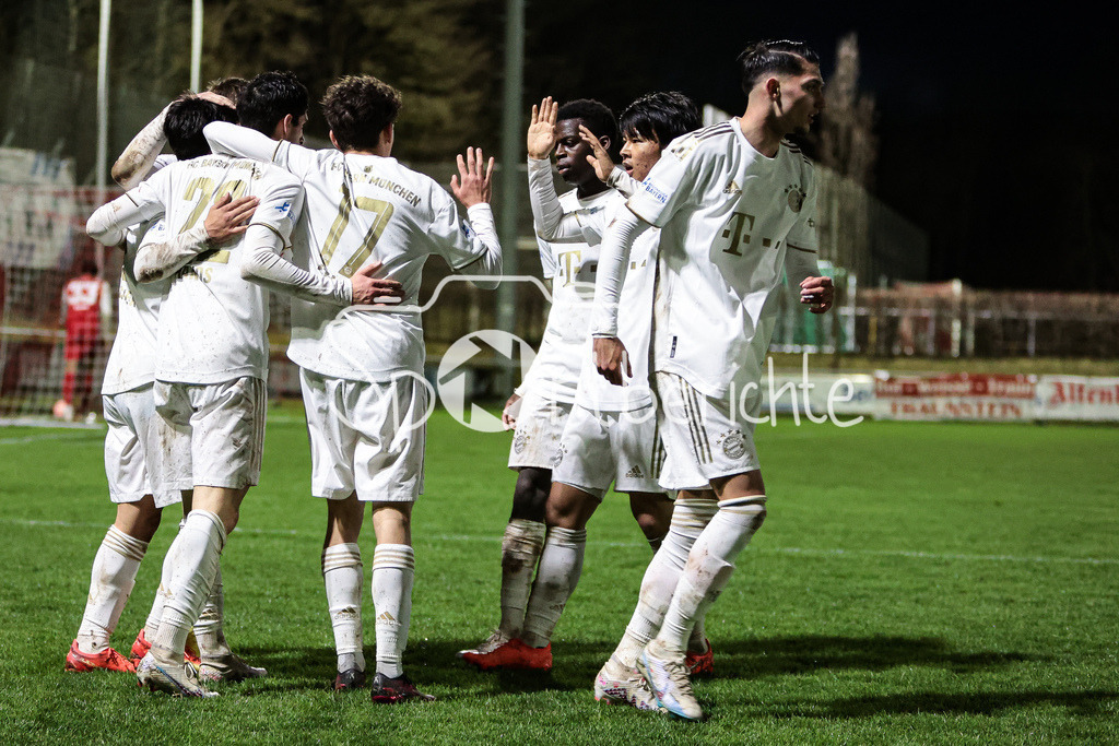 SV Heimstetten - FC Bayern Amateure | Die kleinen Bayern jubeln ueber das Tor zum 1-5 durch durch Grant-Leon RANOS (FCB #22)