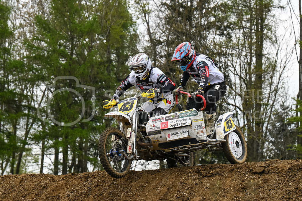 Motocross Schlatt bei Winterthur - 30. April 2023 | #43 Gloor Ronny / Lenherr Andreas aus Menziken (CH) auf KTM in der Kategorie Seitenwagen am Motocross Schlatt bei Winterthur, 30. April 2023. 
Instagram: @mx_schlatt | @mc_wila | @sam_schweiz
Bild: Sportfotografie Markus Aeschimann | www.markus-aeschimann.ch - Realisiert mit Pictrs.com