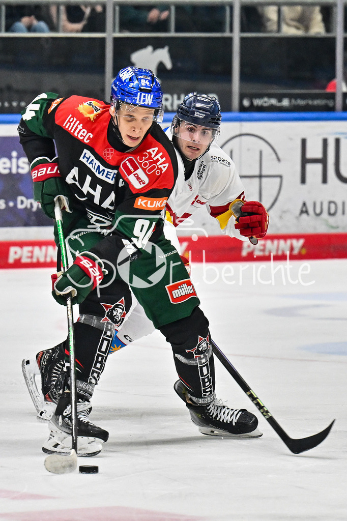 Augsburger Panther - Düsseldorfer EG | im Duell Anrei HAKULINEN (Augsburger Panther #94) und Luis UEFFING (Duesseldofer EG 42) / Zweikampf / DEL: Augsburger Panther - Duesseldorfer EG, Curt Frenzel Stadion am 04.03.2025