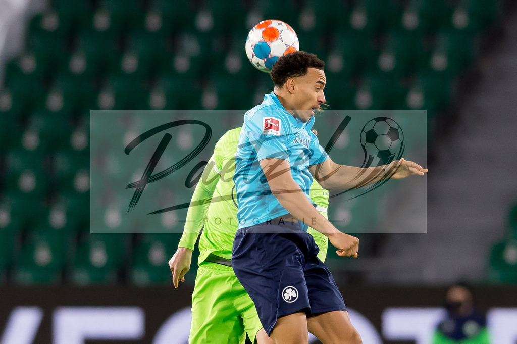 WOBFUE20220206_008 | Fussball, Herren: Jamie Leweling (SpVgg Greuther Fuerth) und Sebastiaan Bornauw (VfL Wolfsburg) im Zweikampf bei dem Spiel der 1. Bundesliga zwischen VfL Wolfsburg und SpVgg Greuther Fuerth in der Volkswagen Arena am 06.02.2022 in Wolfsburg, Deutschland.DFB / DFL REGULATIONS PROHIBIT ANY USE OF PHOTOGRAPHS AS IMAGE SEQUENCES AND/OR QUASI-VIDEO. - Realisiert mit Pictrs.com