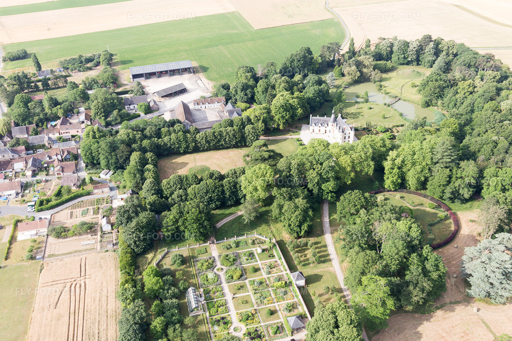 Aerial view: View of the town in Saint-Cyr-du-Gault in the state Loir et Cher, France. – Photo: IMG_101173.jpg taken on 06/24/2017 by Werner Riehm/FLY-FOTO.com – Resolution of the original: 5472 x 3648 px