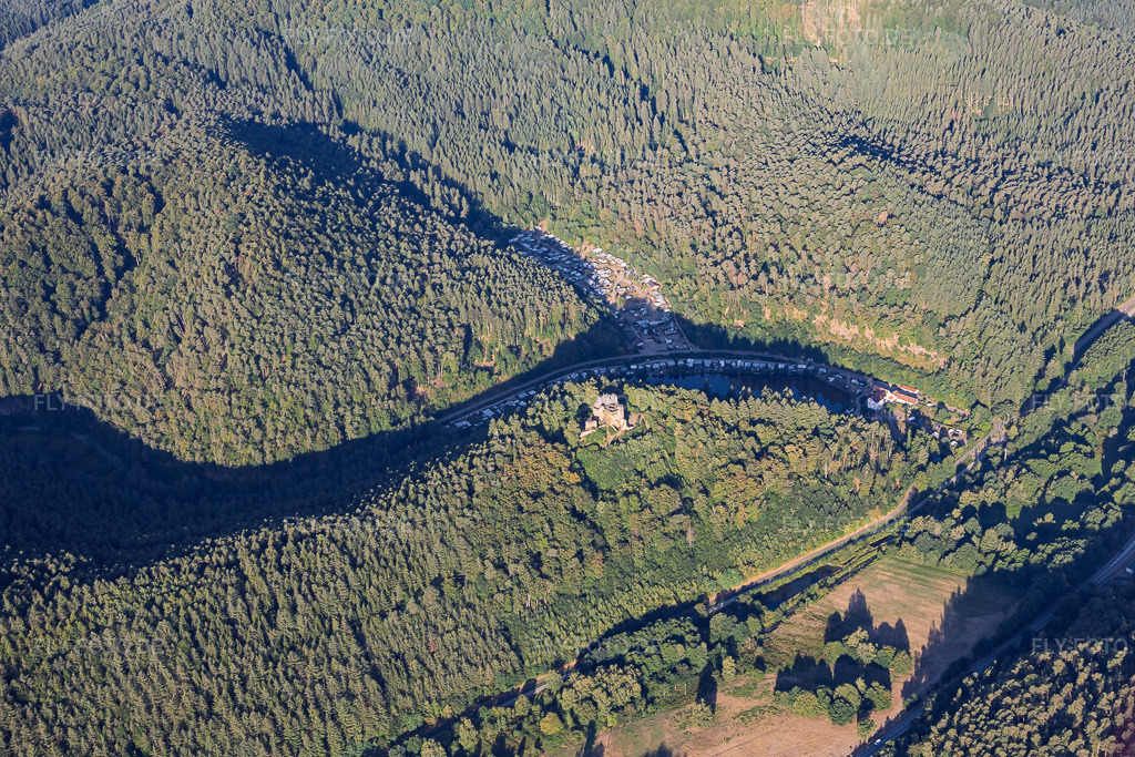 Luftbild: Burgruine Neudahn über dem Neudahner Weiher in Dahn im Bundesland Rheinland-Pfalz in Deutschland. – Foto: IMG_158703.jpg vom 14.08.2026 durch Werner Riehm/FLY-FOTO.de – Auflösung des Originals: 5474 x 3649 px – Burgruine Neudahn – am Campingplatz Neudahner Weiher!