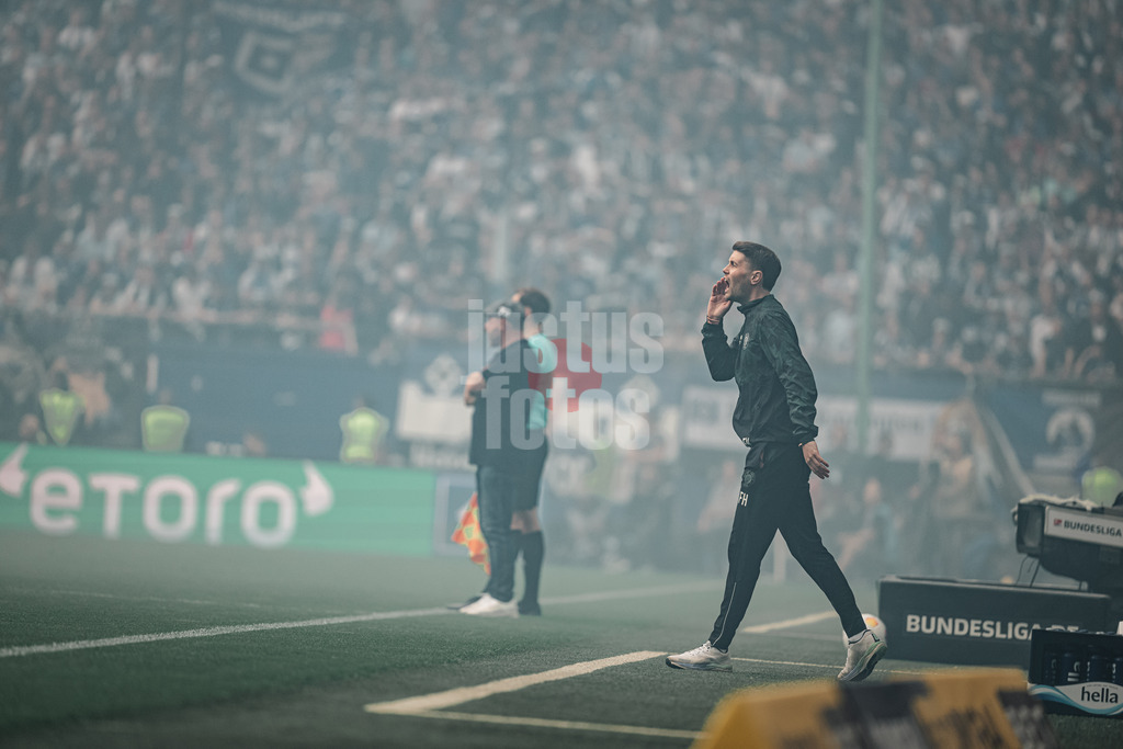 Fußball | Männer | Saison 2023/2024 | 2. Fußball-Bundesliga | 32. Spieltag | Hamburger SV vs. FC St. Pauli  | 03.05.2024 | Trainer Fabian Hürzeler (FC St. Pauli) gibt Anweisungen