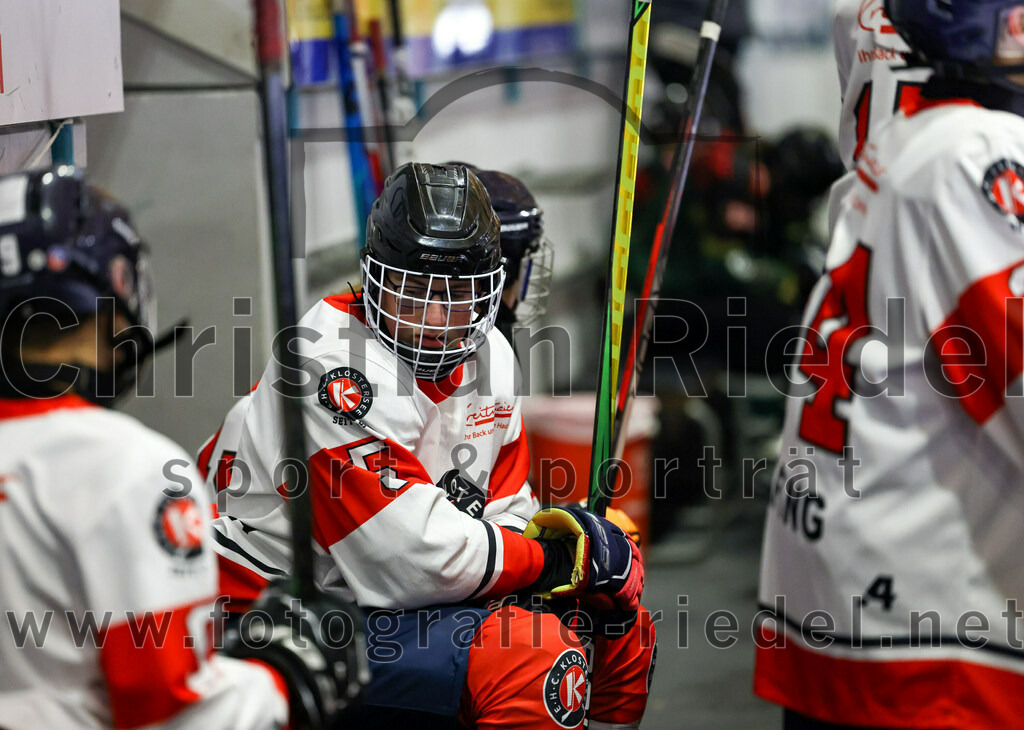 2022-12-04_078_TSV_Erding_gegen_EHC_Klostersee | Erding, Deutschland, 04.12.2022:
Eishockey, Bayernliga U17 2022 / 2023, 11. Spieltag, TSV Erding gegen EHC Klostersee, Endergebnis: 3:5

Patrick Ziegler (EHC Klostersee, #5)

Foto: Christian Riedel / fotografie-riedel.net