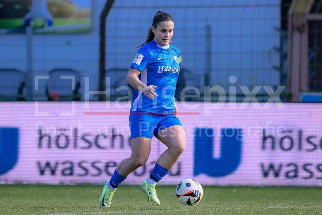 Fussball, 2. Frauen-Bundesliga, SV Meppen - SV 67 Weinberg | v.li.: Sarah Preuß (Preuss, SV Meppen, 11) am Ball, Freisteller, Einzelbild, Ganzkörper, Aktion, Action, Spielszene, DIE DFB-RICHTLINIEN UNTERSAGEN JEGLICHE NUTZUNG VON FOTOS ALS SEQUENZBILDER UND/ODER VIDEOÄHNLICHE FOTOSTRECKEN. DFB REGULATIONS PROHIBIT ANY USE OF PHOTOGRAPHS AS IMAGE SEQUENCES AND/OR QUASI-VIDEO.