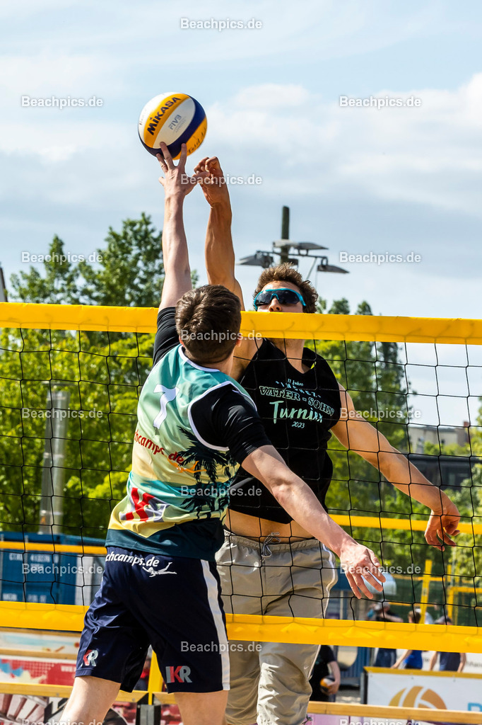 2023-00069890-Vater-Sohn-Turnier |  18.05.2023; Berlin Foto: Gerold Rebsch - www.beachpics.de
