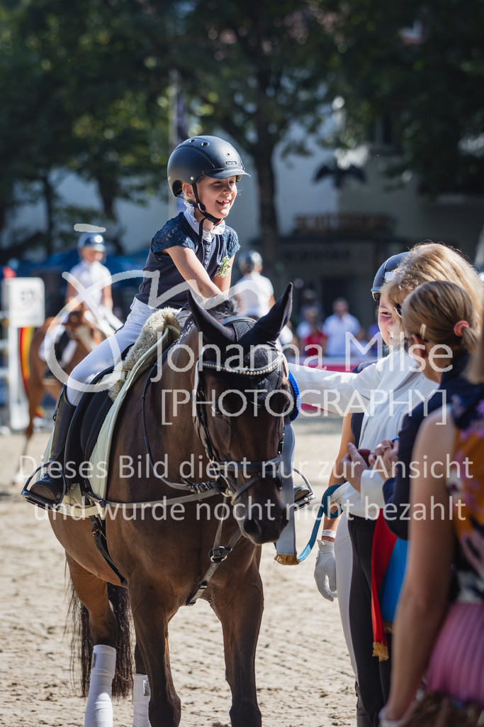 230910_OWLCh_Führzügel-183 | Deine schönsten Turniermomente als professionelle Fotos! Entdecke hochwertige Pferdesport-Fotografie im Online-Shop. Jetzt Fotos finden & bestellen!