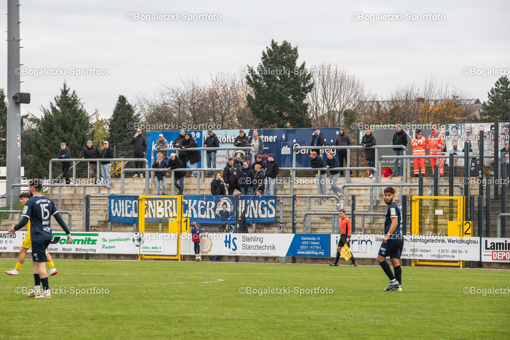 Wiedenbrück Fans | 08.11.2025, Fußball, Regionalliga West, SSVg Velbert - SC Wiedenbrück: 26 Wiedenbrück Fans haben sich im Gästeblock der IMS-Arena eingefunden - Realisiert mit Pictrs.com