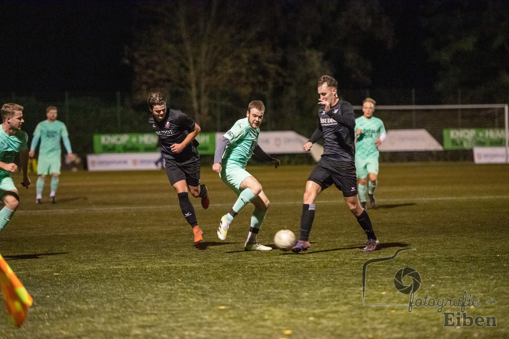 TuS Eversten-SVE Wiefelstede | Herren Kreisliga; TuS Eversten (grün)-SVE Wiefelstede (schwarz) am 03.11.2023; in Oldenburg (Sportanlage Maastricher Straße), Photo: Philip Eiben 2023 - Realisiert mit Pictrs.com