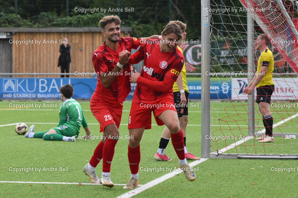 FC Kilia Kiel vs SV Eichede | Drilon Trepca (Kilia #25) bejubelt mit dem Torschützen Jannis Voß (Kilia #6) dessen Treffer zum 2:0 / Fußball-Oberliga Männer 2026/2027 / FC Kilia Kiel vs SV Eichede / Kilia Sportplatz / Kiel / 12.09.26 - Realisiert mit Pictrs.com
