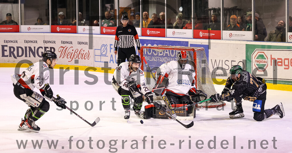 2024-03-08_127_TSV_Erding_gegen_EHC_Koenigsbrunn | Erding, Deutschland, 08.03.2024:
Eishockey, Bayernliga Playoffs 2023 / 2024, 1. Spieltag, TSV Erding gegen EHC Königsbrunn, Endergebnis: 3:0

Philipp Sander (EHC Königsbrunn, #20), Torwart Stefan Vajs (EHC Königsbrunn, #32), Philipp Michl (Erding Gladiators, #77)

Foto: Christian Riedel / fotografie-riedel.net
