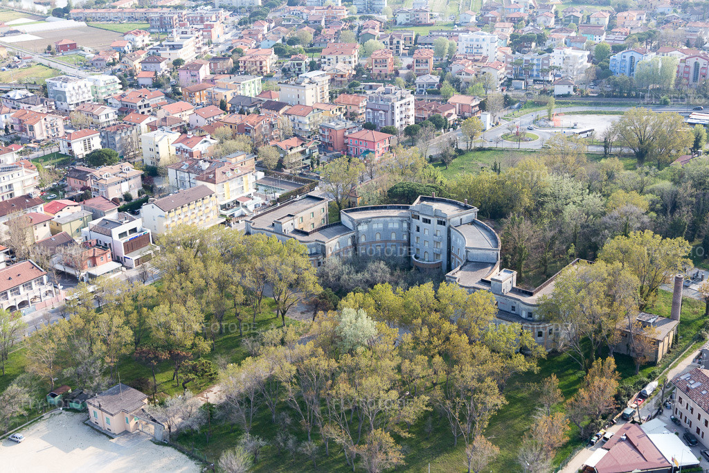 Luftbild: Verfallende Hotel-Anlage des Ferienparks Polo Est 3.0 an der Adriaküste in Igea Marina im Bundesland Emilia-Romagna in Italien. – Foto: IMG_098398.jpg vom 05.04.2017 durch Werner Riehm/FLY-FOTO.de – Auflösung des Originals: 5472 x 3648 px