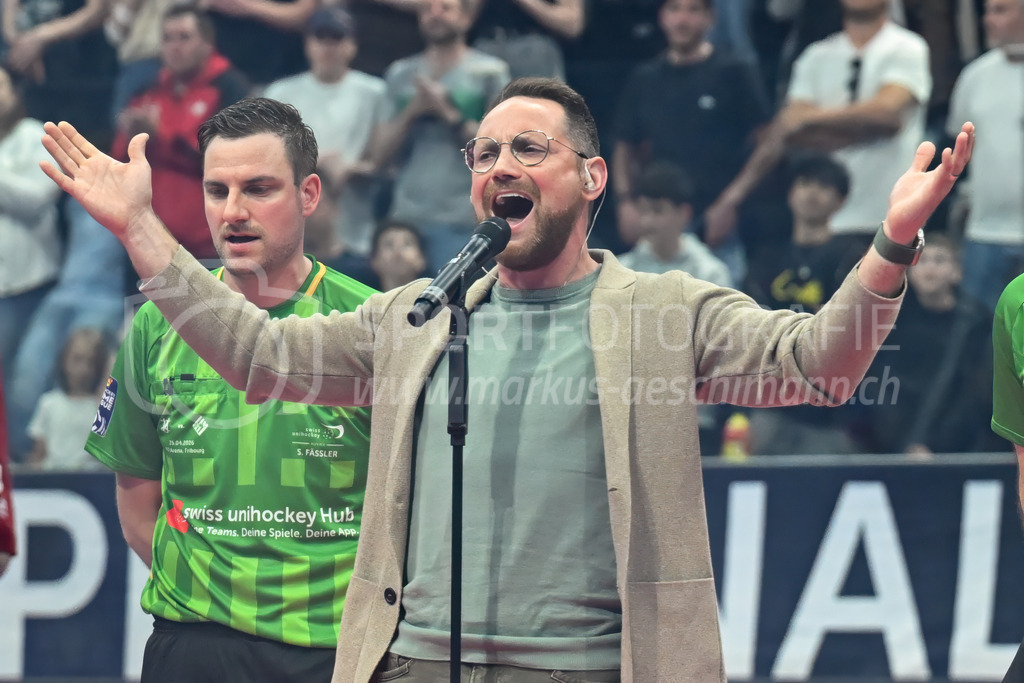 Zug United - HC Rychenberg - 25. April 2026 | Der ehemalige Spitzen-Unihockeyspieler Rinaldo Walser singt die Nationalhymne am L-UPL Superfinal-Spiel zwischen Zug United und HC Rychenberg am 25. April 2026 in der BCF Arena, Fribourg, Schweiz.Bild: Sportfotografie Markus Aeschimann | www.markus-aeschimann.ch - Realisiert mit Pictrs.com