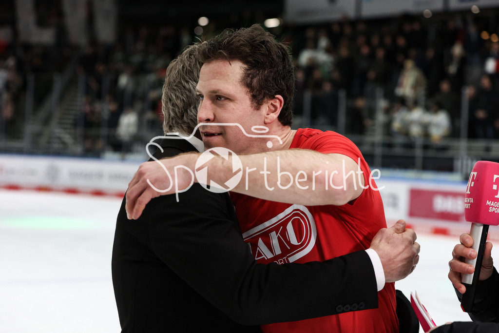 Augsburger Panther - EHC RB München | AEV Sportmanager Duanne MOESER beim Interview von Magenta Sport / MagentaSport / Thomas Jordan TREVELYAN (AEV #24)
