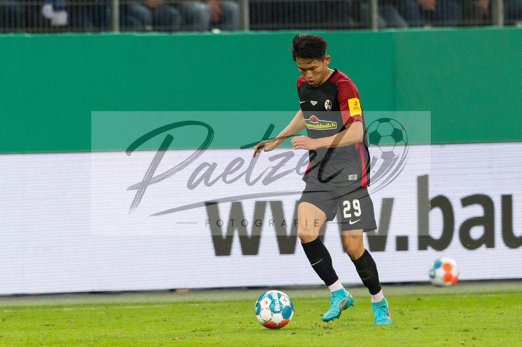 HSVSCF20220419_390 | Fussball, Herren: Woo-yeong Jeong (SC Freiburg) in Aktion, am Ball, Einzelaktion beim DFB-Pokal-Halbfinalspiel zwischen Hamburger SV und SC Freiburg im Volksparkstadion am 19.04.2022 in Hamburg, Deutschland.DFB / DFL REGULATIONS PROHIBIT ANY USE OF PHOTOGRAPHS AS IMAGE SEQUENCES AND/OR QUASI-VIDEO. - Realisiert mit Pictrs.com