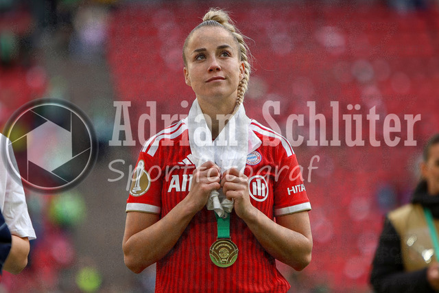 14.05.2026, GER, Fussball, Frauen, DFB-Pokal, Finale, Saison 2025/2026, VfL Wolfsburg - FC Bayern München | Giulia Gwinn (Bayern) schaut mit Medaille um den Hals
