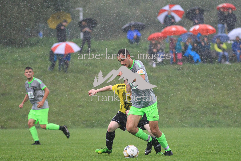 993T5861 | Alexander Wartner, im Gewitterschauer