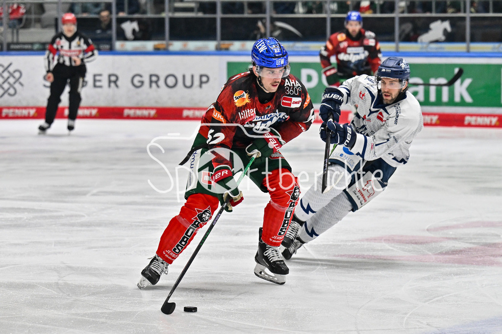 Augsburger Panther - Straubing Tigers | im Duell Thomas SCHEMITCH (Augsburger Panther #62) und Taylor LEIER  (Straubing Tigers #7) / Zweikampf / DEL: Augsburger Panther - Straubing Tigers, Curt Frenzel Stadion am 29.11.2024