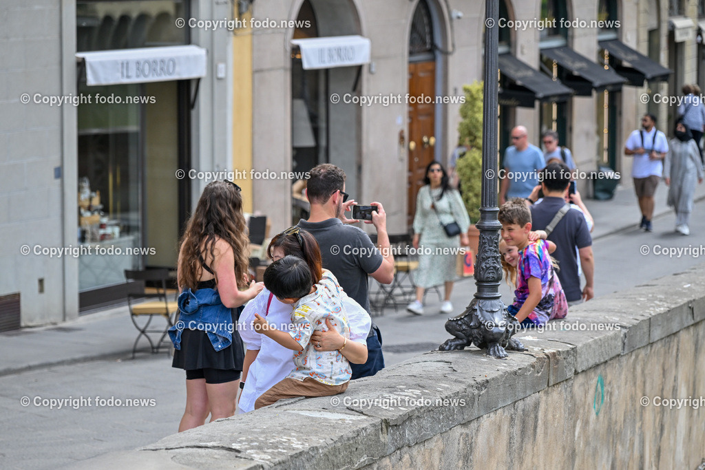Italien_ Toscana_ Florenz_ 30.05.2024-126 | 30.05.2024, Italien, ITA, Toskana, Florenz im Bild Stadtansichten, Gebäude, Architektur, Touristen, Historisch, Souvenir, Altstadt, Museum, Statuen, Skulpturen, Piazza della Signoria, Statue David, Palazzo Vecchio, Neptunbrunnen, Piazza della Repubblica, Ponte Vecchio, Brücke, Uffizien, Kathedrale Santa Maria del Fiore, Arno, Fluß


Florenz, Firenze, ist eine italienische Großstadt. Nach Einwohnern ist sie die achtgrößte Stadt Italiens. Florenz ist die Hauptstadt sowie größte Stadt der Region Toskana und der Metropolitanstadt Florenz, in der etwa eine Million Menschen leben. Florenz ist für seine Geschichte berühmt. Leonardo da Vinci verbrachte große Teile seiner Jugend in Florenz, Michelangelo fand Unterschlupf in der Kirche der Medici, Galileo Galilei wohnte als Hofmathematiker in den Palästen der Medici. Von 1865 bis 1871 war die Stadt die Hauptstadt des neu gegründeten Königreichs Italien. Das historische Zentrum von Florenz zieht Jahr für Jahr Millionen von Touristen an. Die historische Innenstadt wurde von der UNESCO im Jahre 1982 zum Weltkulturerbe erklärt. 
Quelle: Wikipedia
