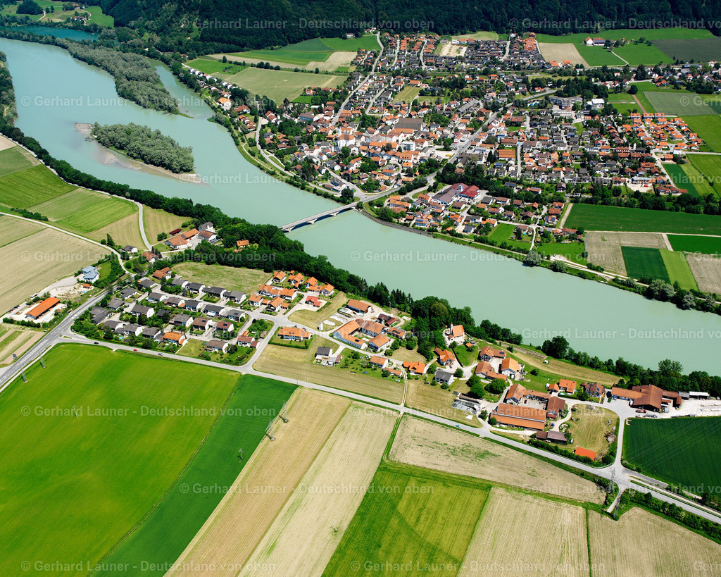 2600417 | BERGHAM 09.06.2006 Landwirtschaftliche Nutzflächen und Feldgrenzen  umsäumen das Siedlungsgebiet des Dorfes in Bergham im Bundesland Bayern, Deutschland // Agricultural land and field boundaries surround the settlement area of the village  in Bergham in the state Bavaria, Germany Foto: Gerhard Launer