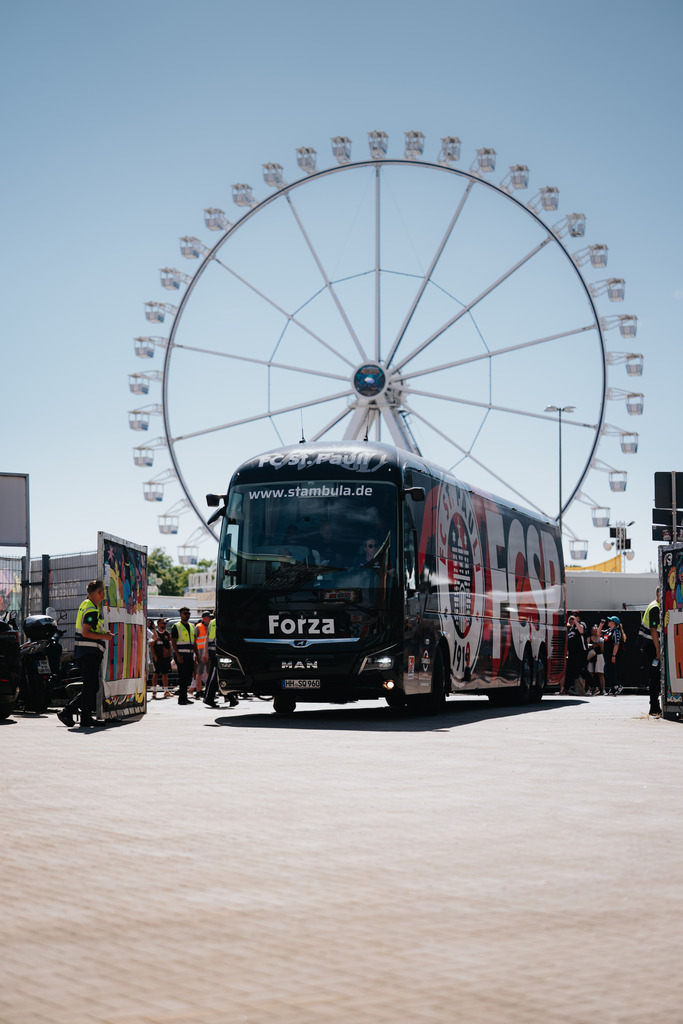 FCS05515 | Der offizielle Shop für FC St. Pauli Fotos. Wähle aus Spielszenen & Fanmomenten dein FCSP Wunschformat. Wir liefern Millerntor-Atmosphäre.