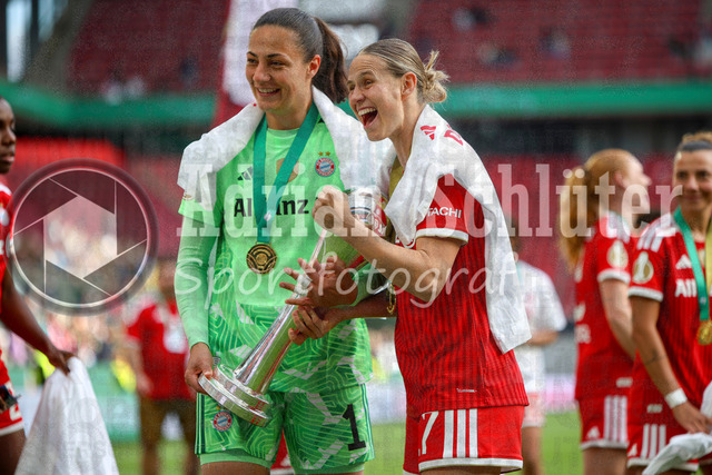14.05.2026, GER, Fussball, Frauen, DFB-Pokal, Finale, Saison 2025/2026, VfL Wolfsburg - FC Bayern München | Maria Luisa Grohs (Bayern) und Klara Bühl (Bayern) nach dem Sieg des DFB Pokal mit Medaille und Pokal