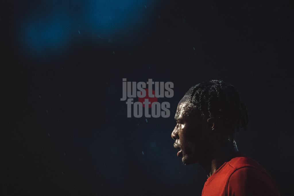 Fußball | Männer | Saison 2022/2023 | Oberliga Hamburg | ETV Hamburg vs. Niendorfer TSV | 28.04.2023 | Portrait von Jeptah Asare (#7, ETV Hamburg) im Regen