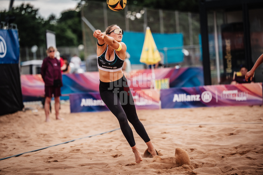 Beachvolleyball | Frauen | Allianz German Beach Tour 2025 | Tourstop München | 10.07.2025 | Anna-Chiara Reformat bei der Annahme