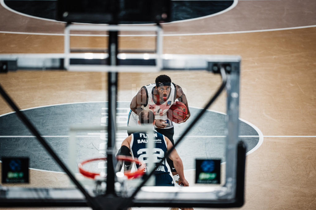 Basketball | Männer | Saison 2025/2026 | BKT EuroCup | Veolia Towers Hamburg vs. Bahcesehir College Istanbul | 14.10.2025 | Carlos Stewart Jr. (#1, Veolia Towers Hamburg) hinten gegen Malachi Flynn (#22, Bahcesehir College Istanbul) vorne