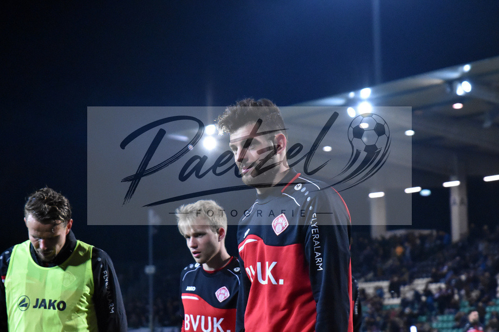 20200214_SCPFWK_0027 | Fussball, Herren: Luca Pfeiffer (FC Wuerzburger Kickers) schaut waehrend des Spiels der 3. Liga zwischen SC Preussen Muenster und FC Wuerzburger Kickers im Preussenstadion am 14.02.2020 in Muenster, Deutschland.DFB / DFL REGULATIONS PROHIBIT ANY USE OF PHOTOGRAPHS AS IMAGE SEQUENCES AND/OR QUASI-VIDEO. - Realisiert mit Pictrs.com
