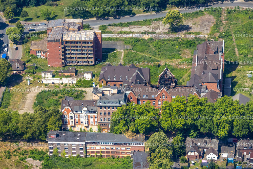 Duisburg220702337 | Luftbild, Brandruine ehemaliges St. Barbara-Hospital an der Gartenstraße, geplantes St. Barbara-Quartier, Neumühl, Duisburg, Ruhrgebiet, Nordrhein-Westfalen, Deutschland