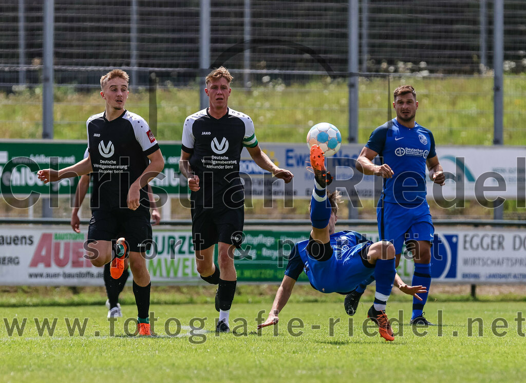 2023-07-22_097_FC_Langengeisling_gegen_VfB_Eichstaett_II | Erding, Deutschland, 22.07.2023:
Fußball, Bezirksliga Oberbayern Ost 2023 / 2024, Testspiel, FC Langengeisling gegen VfB Eichstätt II, Endergebnis: 3:2

Siegfried Kübler (VFB Eichstätt, #32), Niklas Walter (VFB Eichstätt, #10), Diart Tahiri (FC Langengeisling, #16), Andreas Buchberger (FC Langengeisling, #6)

Foto: Christian Riedel / fotografie-riedel.net