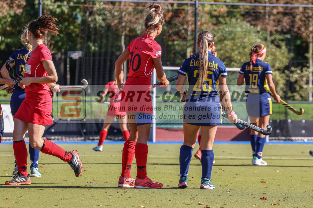 MJ_2022-10-09_Damen_DSD-Braunschweig-15 | Cora Kruft (DSD Düsseldorf #10) &amp; Lourdes Estigarria Campos (Eintracht Braunschweig #25), DSD Düsseldorf - Eintracht Braunschweig am 9.10.2022 in der Hockeyanlage DSD, Düsseldorf
