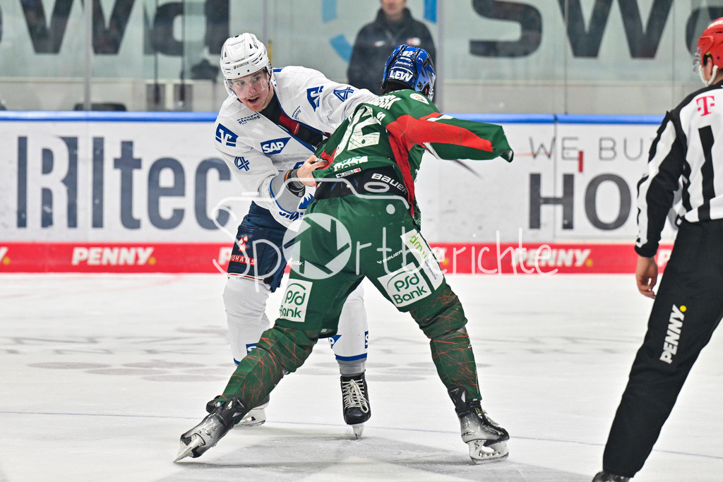 Augsburger Panther - Adler Mannheim | AUGSBURG, GERMANY - 28. DECEMBER: im Bild der Faustkampf zwischen Dan RENOUF (Adler Mannheim 4) und Joseph CRAMAROSSA (Augsburger Panther 92) / Fight / Kampf / Kämpfen / Schlägerei während dem Match zwischen den Augsburger Panthern und den Adler Mannehim am 33. Spieltag der Penny DEL im Curt Frenzel Stadion