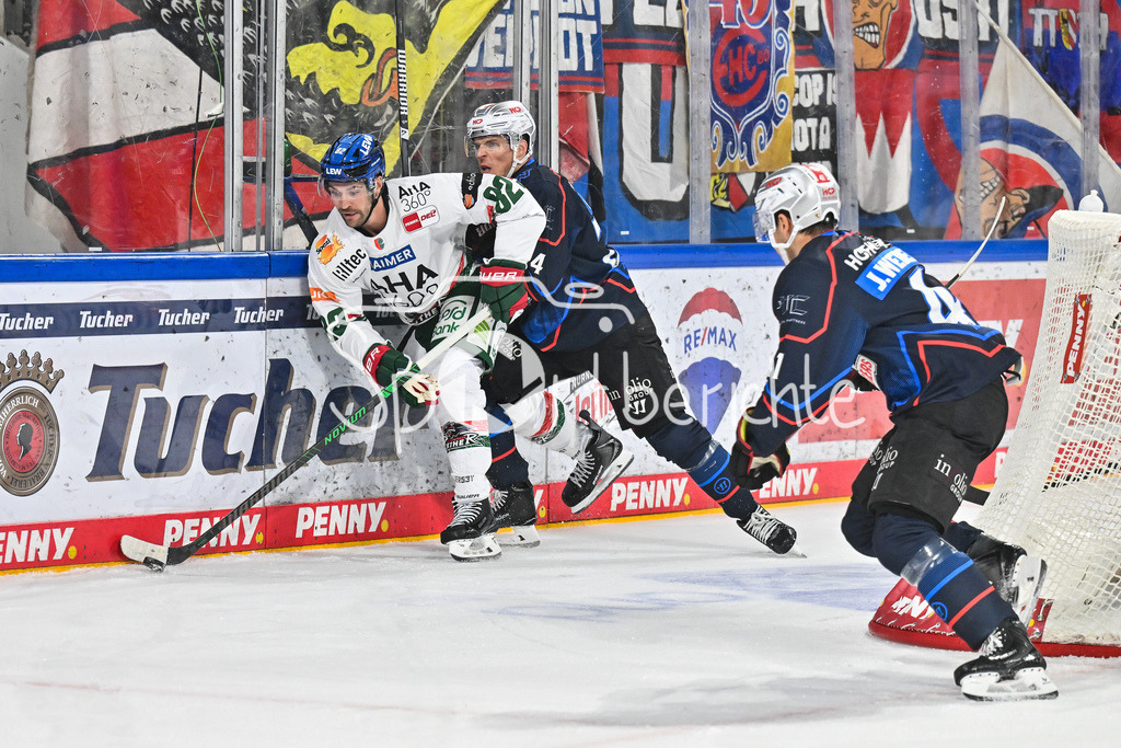 Nürnberg Ice Tigers - Augsburger Panther | im Duell Alexandre GRENIER (Augsburger Panther 82) und Marcus WEBER (Nürnberg Ice Tigers 24) / Zweikampf / DEL: Nürnberg Ice Tigers - Augsburger Panther; PSD Bank Nürnberg ARENA am 12.09.2025
