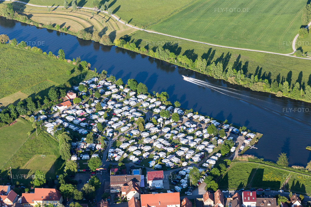 Luftbild: Wohnwagen und Zelte- Campingplatz - und Zeltplatz Mainblick am Ufer des Main in Schwarzenau im Ortsteil Schwarzenau in Schwarzach im Bundesland Bayern in Deutschland. Foto: IMG_100352.jpg vom 27.05.2017 durch Werner Riehm/FLY-FOTO.de