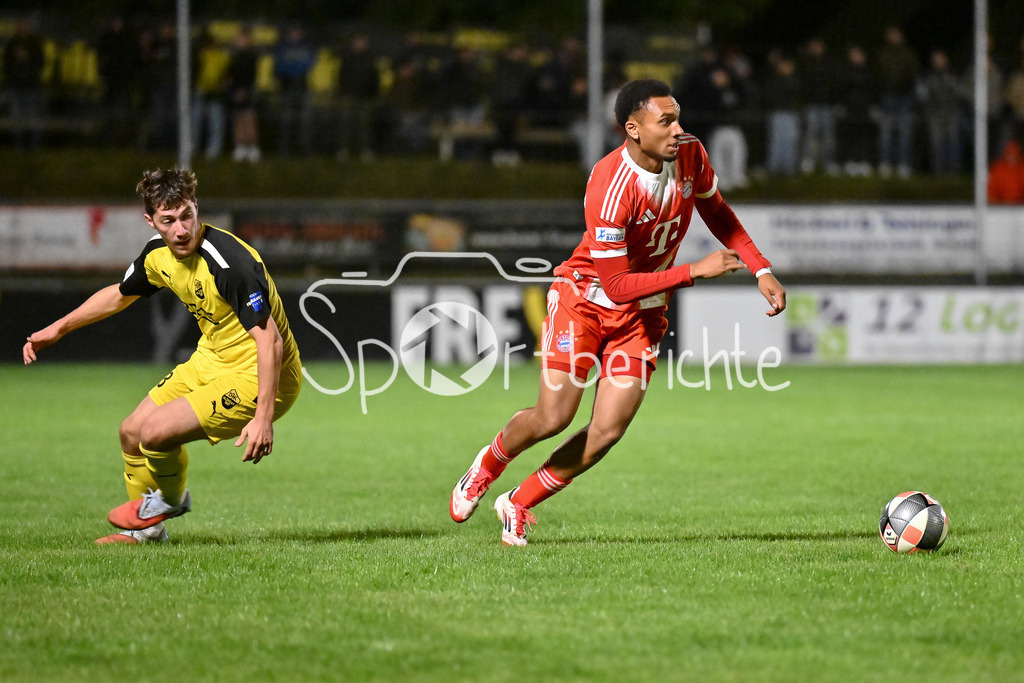 DJK Vilzing - FC Bayern Amateure | im Duell Erol ÖZBAY (Djk Vilzing 28) und Vincent Ugo MANUBA (FC Bayern Muenchen II 15) / Zweikampf / Regionalliga Bayern: DJK Vilzing - FC Bayern Amateure; Manfred-Zollner Stadion am 23.09.2025