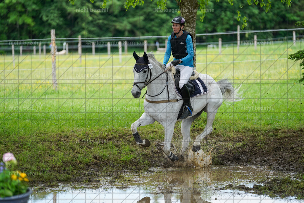 20240518-FAH03723 | Turnierbilder von Niederseon, Turnierfotografen Bayern, Fotoagentur Herrmann, Geländebilder, Reitsportfotografie