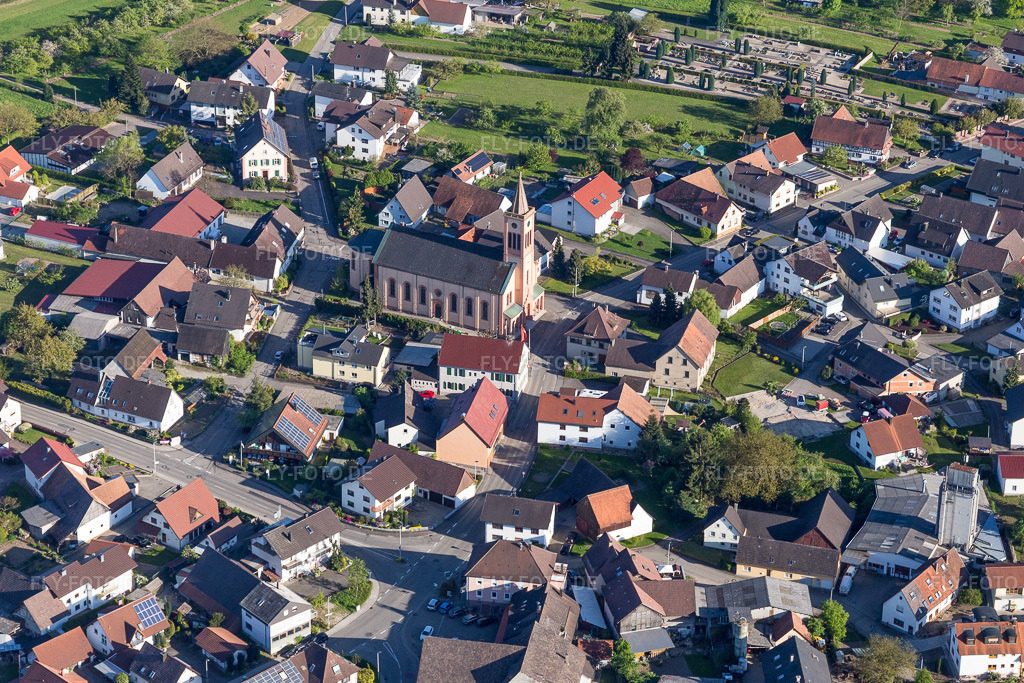 Luftbild: Pfarrkirche St. Cyriak in Unzhurst im Ortsteil Unzhurst in Ottersweier im Bundesland Baden-Württemberg in Deutschland. Foto: IMG_099103.jpg vom 23.04.2017 durch Werner Riehm/FLY-FOTO.de