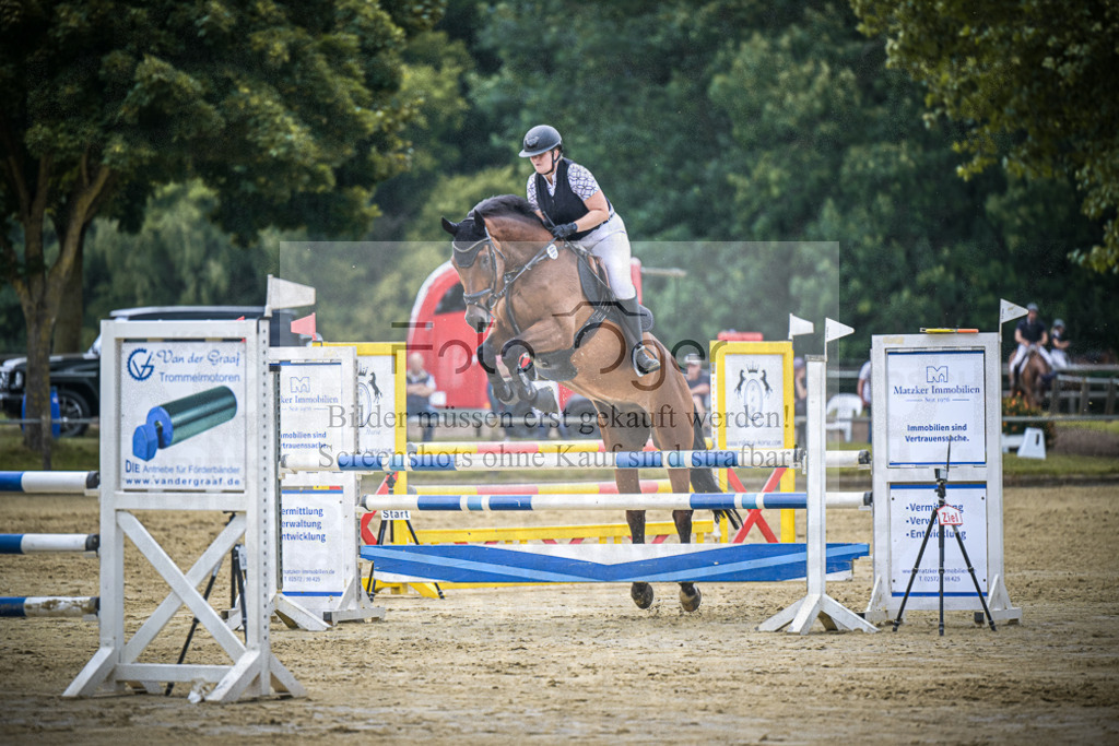 DOS_6149 | Entdecke hochwertige Reitturnierfotos von Foto Oger. Professionell, emotional und authentisch – jetzt Lieblingsmomente im Shop bestellen.Deutschlandweite Turnierfotografie. - Realisiert mit Pictrs.com