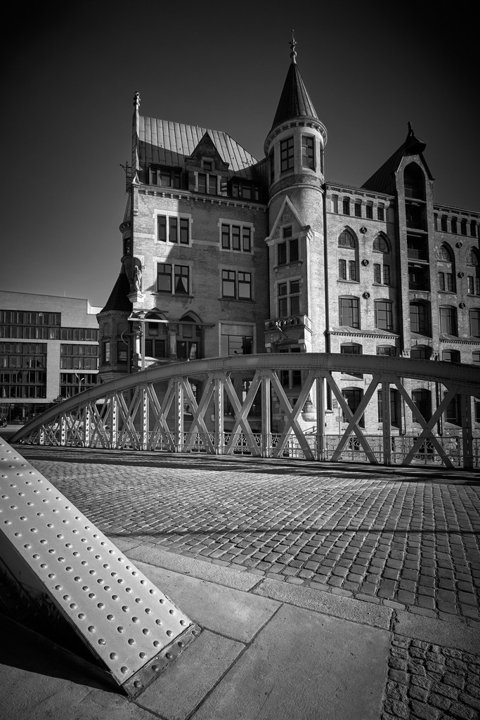 hamburg speicherstadt in schwarzweiss neuerwegsbruecke | Kaufen Sie Hamburg Bilder und Hamburg Fotos auf Leinwand, Acrylglas, Alu-Dibond, oder als Poster in Hamburgs großer Onlinegalerie. Elbphilharmonie Bilder, Hamburger Hafen, Speicherstadt, Alster und viel mehr.