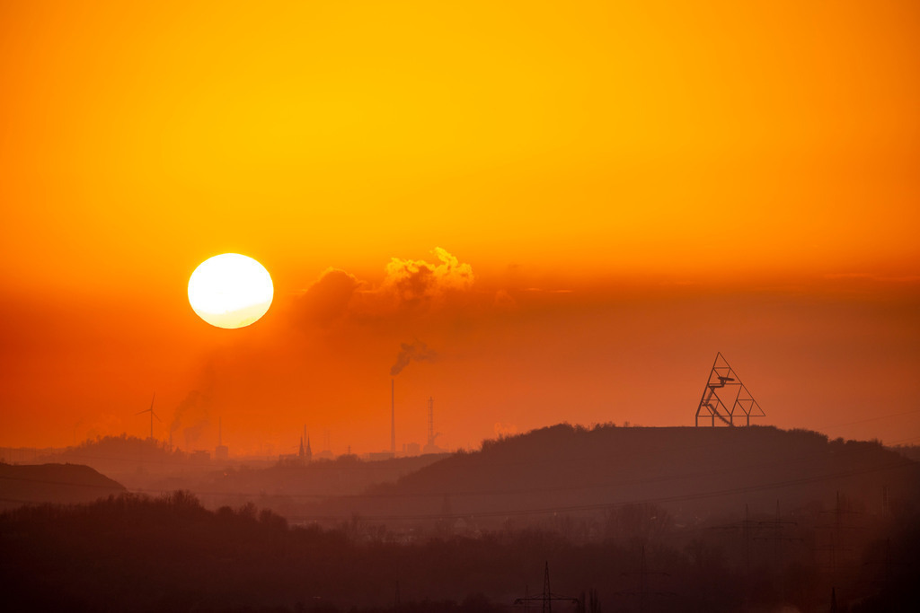 JT-220110 | Haldenlandschaft, Halde Beckstrasse mit dem Tetraeder und Bottrop, im Hintergrund die Skyline von DuisburgNRW, Deutschland,  - Realisiert mit Pictrs.com