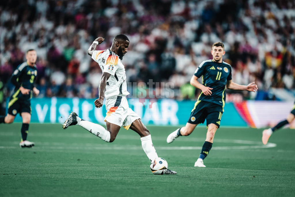 Fußball | Herren | UEFA-Fußball-Europameisterschaft 2024 | MD1 | Gruppe A | Deutschland vs. Schottland | 14.06.2024 | Antonio Rüdiger (#2, Deutschland) schlägt den Ball