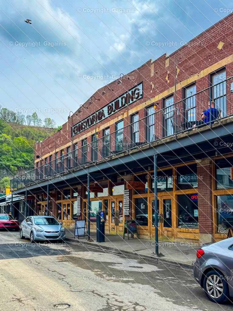 Pittsburgh PA, USA | Pittsburgh begeistert mit seiner einzigartigen Mischung aus Industriegeschichte, moderner Architektur und über 400 Brücken – ein echtes Highlight für jeden Städteliebhaber. Ob beim Sonnenuntergang über dem Point State Park oder beim Bummel durch den Strip District, Pittsburgh bietet unvergessliche Fotomotive und urbanes Flair.