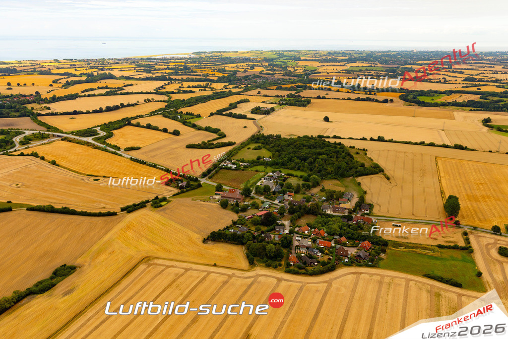Aktuelles Luftbild von Röbsdorf Probsteierhagen - Die Luftaufnahme wurde 2022 mittels UL-Flugzeug erstellt ( keine Drohne ) - hochauflösende Kamera-Systeme von  Canon -Beste Qualität - Für grossformatige Ausdrucke geeignet. Die Geschenkidee !