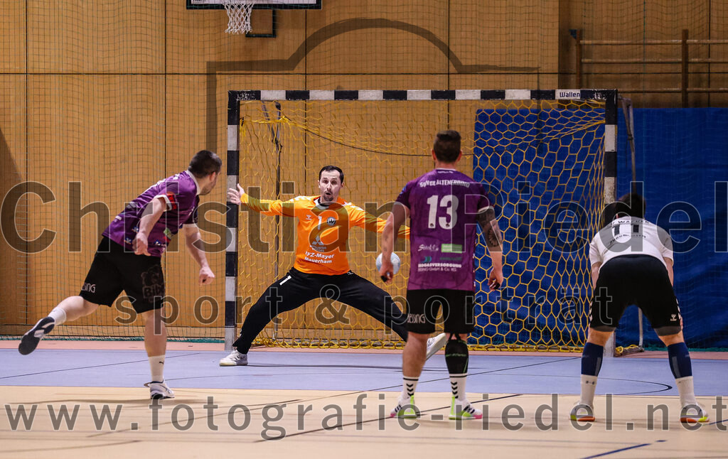 2025-02-15_014_SpVgg_Altenerding_gegen_SVW_Burghausen | Erding, Deutschland, 15.02.2025:Handball, Bezirksoberliga Männer 2024 / 2025, 16. Spieltag, SpVgg Altenerding gegen SVW Burghausen, Endergebnis: 32:31Christian Loris (SpVgg Altenerding, #11), Torwart Almin Bojic (SVW Burghausen, #1), Sebastian Forster (SpVgg Altenerding, #13)Foto: Christian Riedel / fotografie-riedel.net