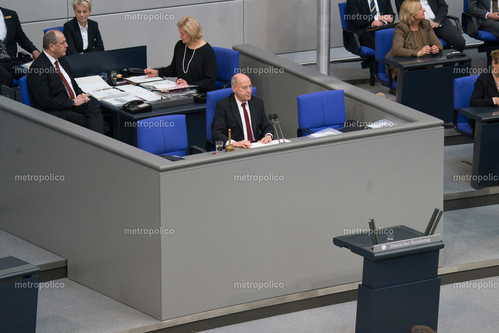 Gregor Gysi in seiner Rolle als Alterspräsident (7) | Metropolico