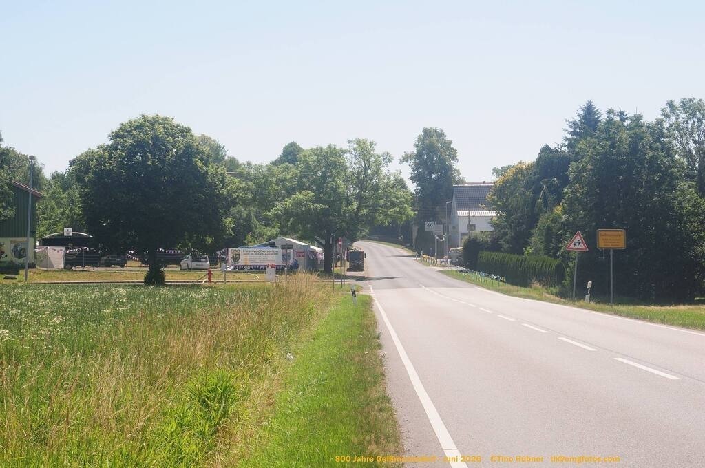 Geißmannsdorf-2026-Ortsbilder-197 | Geißmannsdorf bei Bischofswerda im Sommer 2026. Ein fotografischer Streifzug durch das Dorf Geißmannsdorf, mit Gebäuden, Straßen, Strohpuppen und geschmückten Vorgärten und Grundstücken anlässlich der 800-Jahr-Feier von Geißmannsdorf im Juni 2026 - Realisiert mit Pictrs.com