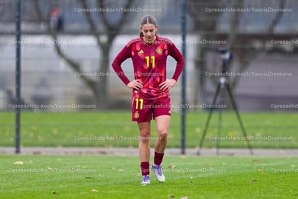 xYDRx02122501036 | 02.11.2025, xydrx, Fußball, Länderspiel, EM-Qualifikation U19-Frauen, Deutschland - Spanien, Sportschule Wedau: Leni Eggert (GER #11) schaut enttäuscht zu BodenDFB regulations prohibit any use of photographs as image sequences and or quasi-video.Photo: xYannisxDreimannxPressefotoKochx