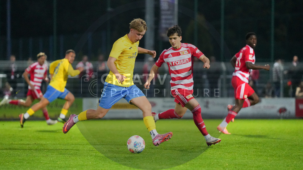 Fußball, Herren, Saison 2025/2026, Testspiel, Freundschaftsspiel, FSV 63 Luckenwalde vs. 1.FC Union Berlin, Mittwoch 08.10.2025, Werner-Seelenbinder-Stadion Luckenwalde, | Fußball, Herren, Saison 2025/2026, Testspiel, Freundschaftsspiel, FSV 63 Luckenwalde vs. 1.FC Union Berlin, Mittwoch 08.10.2025, Werner-Seelenbinder-Stadion Luckenwalde, Im Bild: Fritz Schröder (l. Luckenwalde) und David Preu (r. Union) - Realisiert mit Pictrs.com